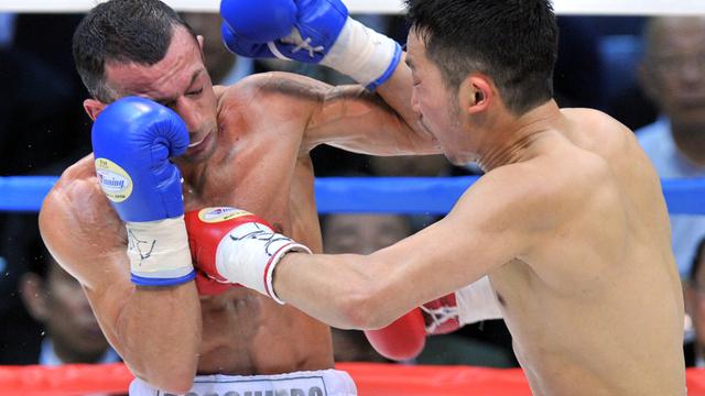Petinju asal Italia, Devis Boschiero (kiri) saat berhadapan dengan petinju Jepang, Takahiro Ao
