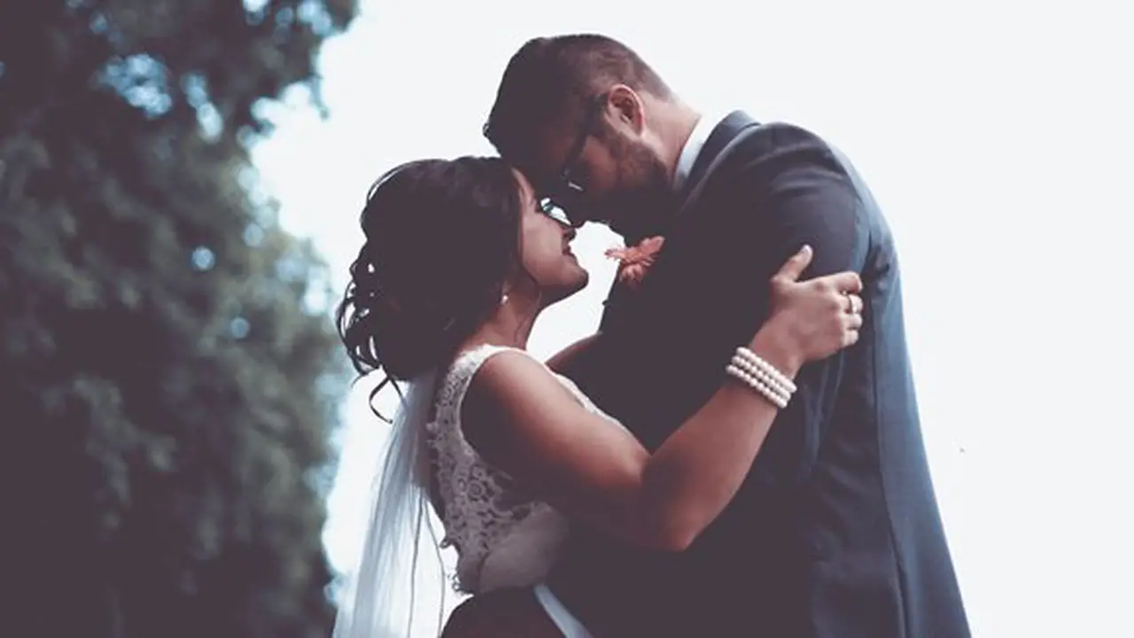 Pernikahan tahun pertama/copyright Unsplash.com/Andre Hunter