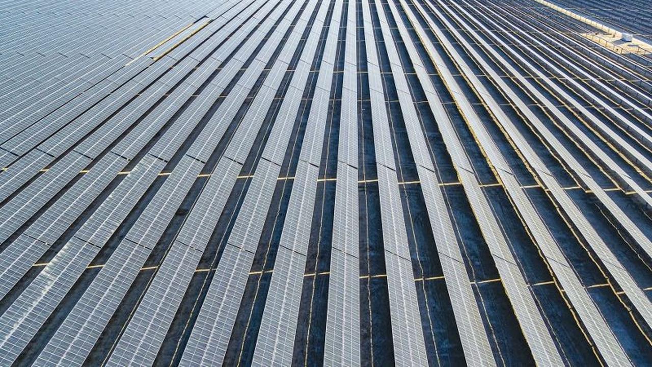Terinspirasi Lautan Surya Al Dhafra, Ini Potensi Energi Surya Indonesia yang Masif