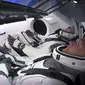 Dua Astronaut NASA, Bob Behnken dan Doug Hurley saat berada di dalam kapsul SpaceX Crew Dragon (Photo Credit: NASA TV/AFP/)