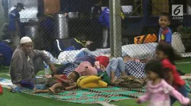 Warga korban Tsunami Anyer mengungsi di lapangan futsal Labuan, Banten, Minggu (23/12). Warga memilih mengungsi menunggu suasana di pesisir Pantai Selat Sunda pulih dan kondusif. (Liputan6.com/Angga Yuniar)