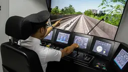 LRT Jakarta memiliki 29 orang masinis yang harus mampu memiliki standar kompetensi, pengalaman jam kabin, tanda kecakapan seperti pemahaman terhadap peraturan perundang-undangan perkeretaapian dalam menjalankan 200 perjalanan kereta LRT dalam seharinya. (Liputan6.com/Faizal Fanani)