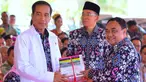 Presiden Joko Widodo menerima buku dari Ketua Umum PWI, Margiono setelah pidato peringatan Hari Pers Nasional 2016 di Kawasan Ekonomi Khusus Mandalika, Kabupaten Lombok Tengah, Nusa Tenggara Barat (NTB), Selasa (9/2). (Setpres/Agus Suparto)