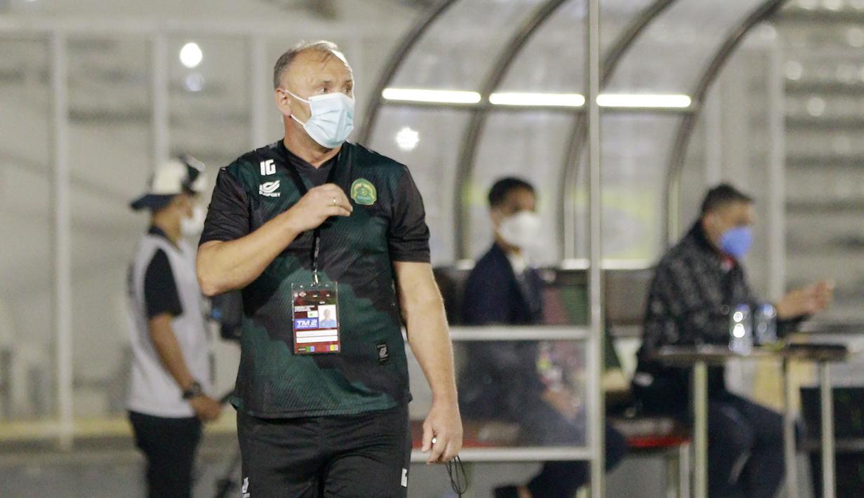 Pelatih Tira Persikabo, Igor Kriushenko saat pertandingan uji coba melawan Timnas Indonesia. (Foto: Bola.com/M. Iqbal Ichsan)