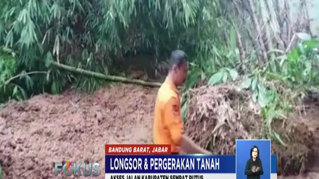 Dibantu warga setempat, petugas Badan Penanggulangan Bencana Daerah atau BPBD, anggota TNI serta polisi bahu membahu berupaya menyingkirkan material tumpukan tanah dengan alat seadanya.