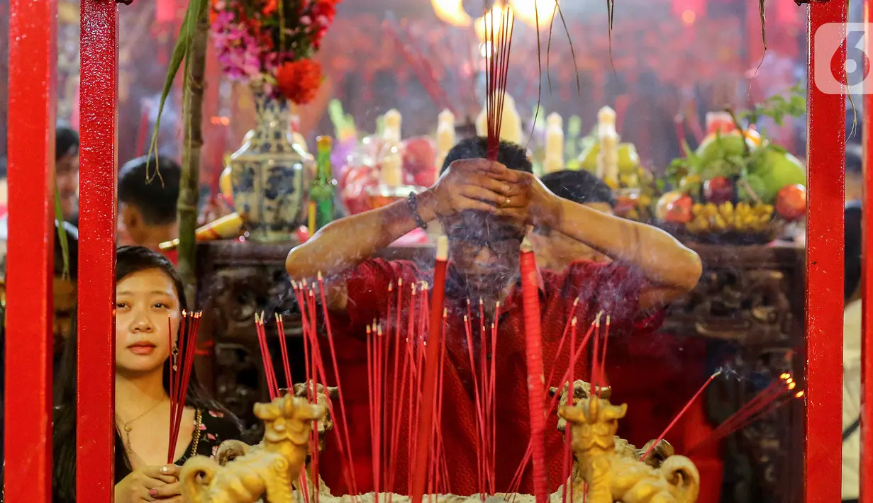 Warga keturunan Tionghoa membakar dupa pada malam perayaan Tahun Baru Imlek 2571 di Vihara Boen Tek Bio, Pasar Lama, Tangerang, Jumat (24/1/2020). Memasuki Tahun Baru Imlek 2571 digunakan warga untuk memanjatkan doa yang baik. (Liputan6.com/Fery Pradolo)