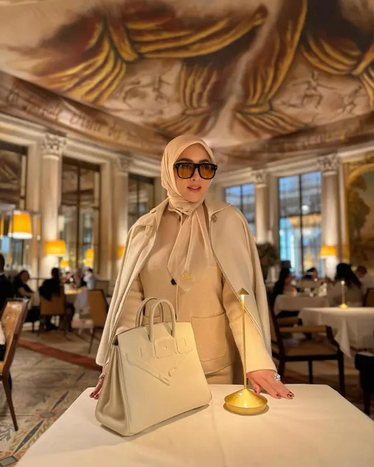 7 Outfit Syahrini dengan Blazer, Inspirasi Gaya Trendi dan Elegan