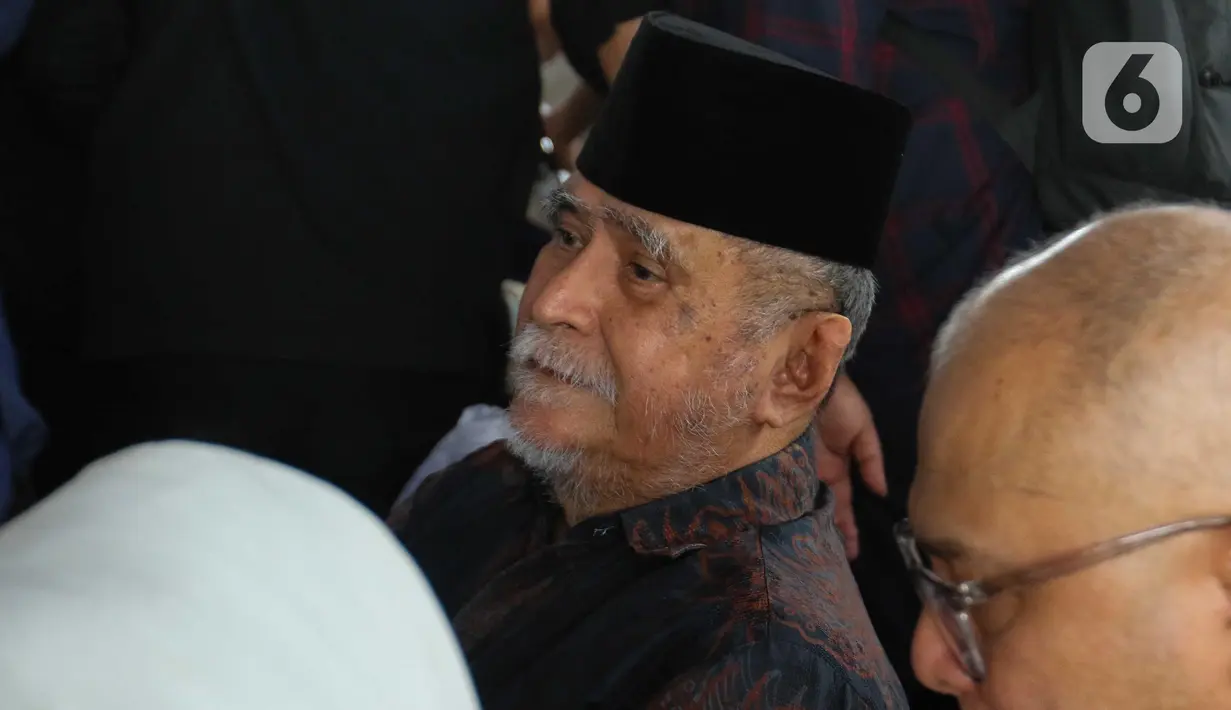 Diketahui sebelumnya, artis serba bisa legendaris Titiek Puspa tutup usia pada Kamis (10/4/2025) sekitar pukul 16.25 WIB. Tampak dalam foto, sutradara, pemeran dan penulis naskah Indonesia, Slamet Rahardjo Djarot saat menyaksikan prosesi pemakaman penyanyi dan artis legendaris Titiek Puspa di Tempat Pemakaman Umum (TPU) Tanah Kusir, Jakarta Selatan, Jumat, 11 April 2025. (Liputan6.com/Herman Zakharia)