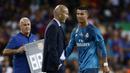 Bintang Real Madrid, Cristiano Ronaldo (kanan) keluar lapangan setelah diusir wasit saat melawan Barcelona pada laga Supercup Spanyol di Camp Nou stadium, Barcelona, (13/8/2017). Real Madrid menang 3-1. (AP/Manu Fernandez)
