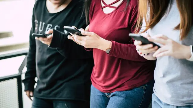 Cara Ibu Muda Menghadapi Tekanan Sosial dengan Percaya Diri (Foto: Freepik)