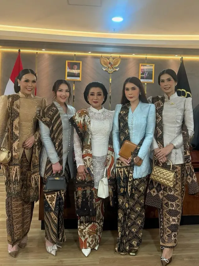 Otto Hasibuan tampil gagah dalam pelantikannya, ditemani keluarga besar (Instagram/@nataliahasibuan)