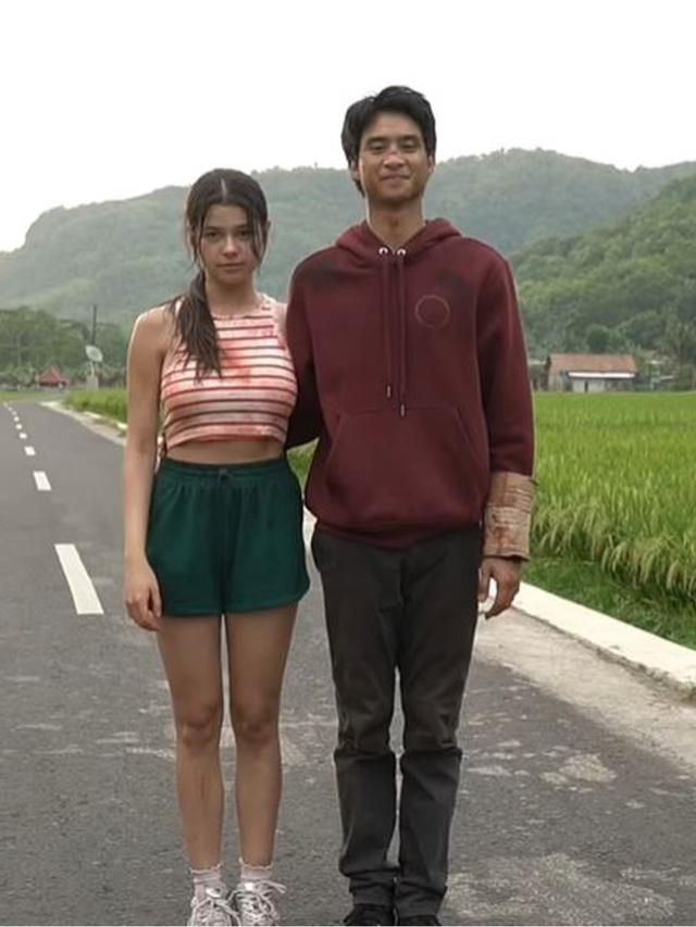 6 Potret Kedekatan Maria Theodore dan Devano Danendra di Lokasi Syuting Zona Merah