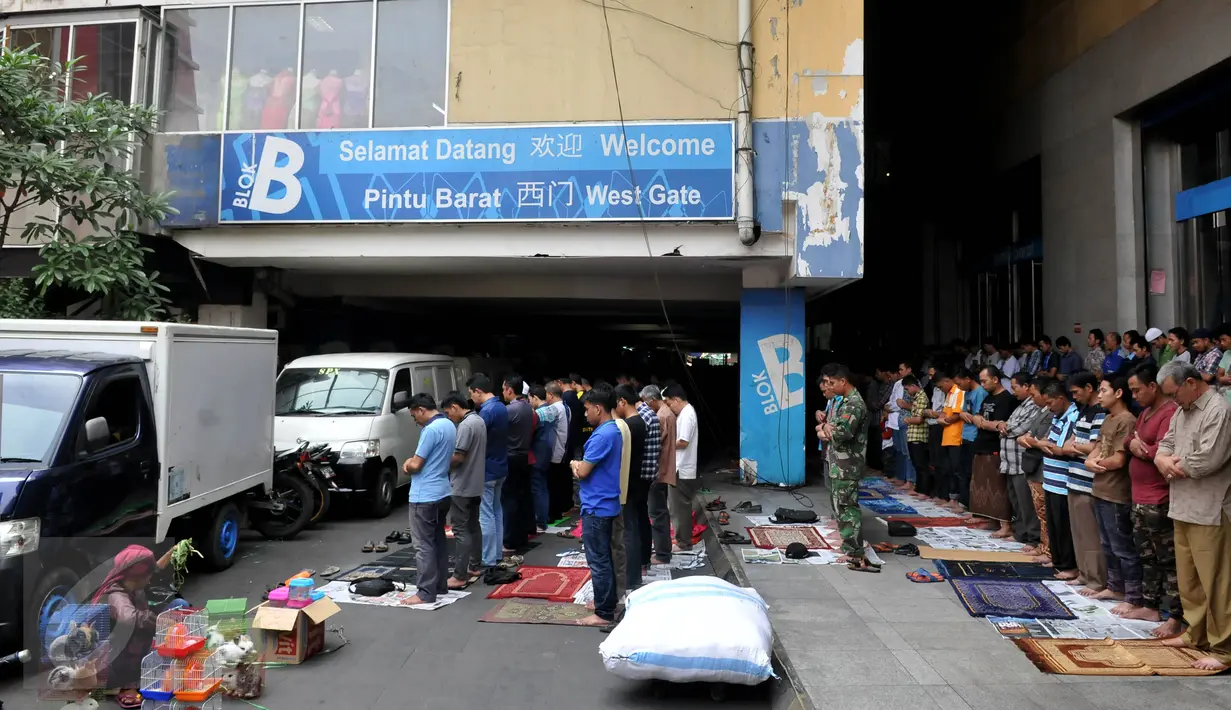 Umat muslim melakukan ibadah salat Jumat di lorong Blok A-B di Tanah Abang, Jakarta, Jumat (19/6/2015). Meskipun beribadah di lorong tempat berjualan, namun tidak menyurutkan niat mereka untuk beribadah di bulan Ramadan. (Liputan6.com/Johan Tallo)