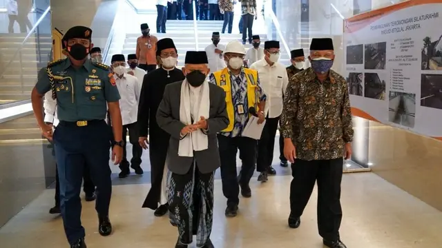 Wapres Ma’ruf Amin bersama Menteri PUPR Basuki Hadimuljono meninjau pembangunan Terowongan Silaturahmi Masjid Istiqlal dan Gereja Katedal Jakarta pada Jumat, (27/8/2021). (Dok Kementerian PUPR)