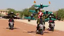 Para calon polisi India saat tampil beratraksi ekstrem di atas sepeda motor selama mengikuti parade di Pusat Pelatihan Polisi Rajasthan di Jodhpur, India, Jumat (24/4/2015).(AFP FOTO)