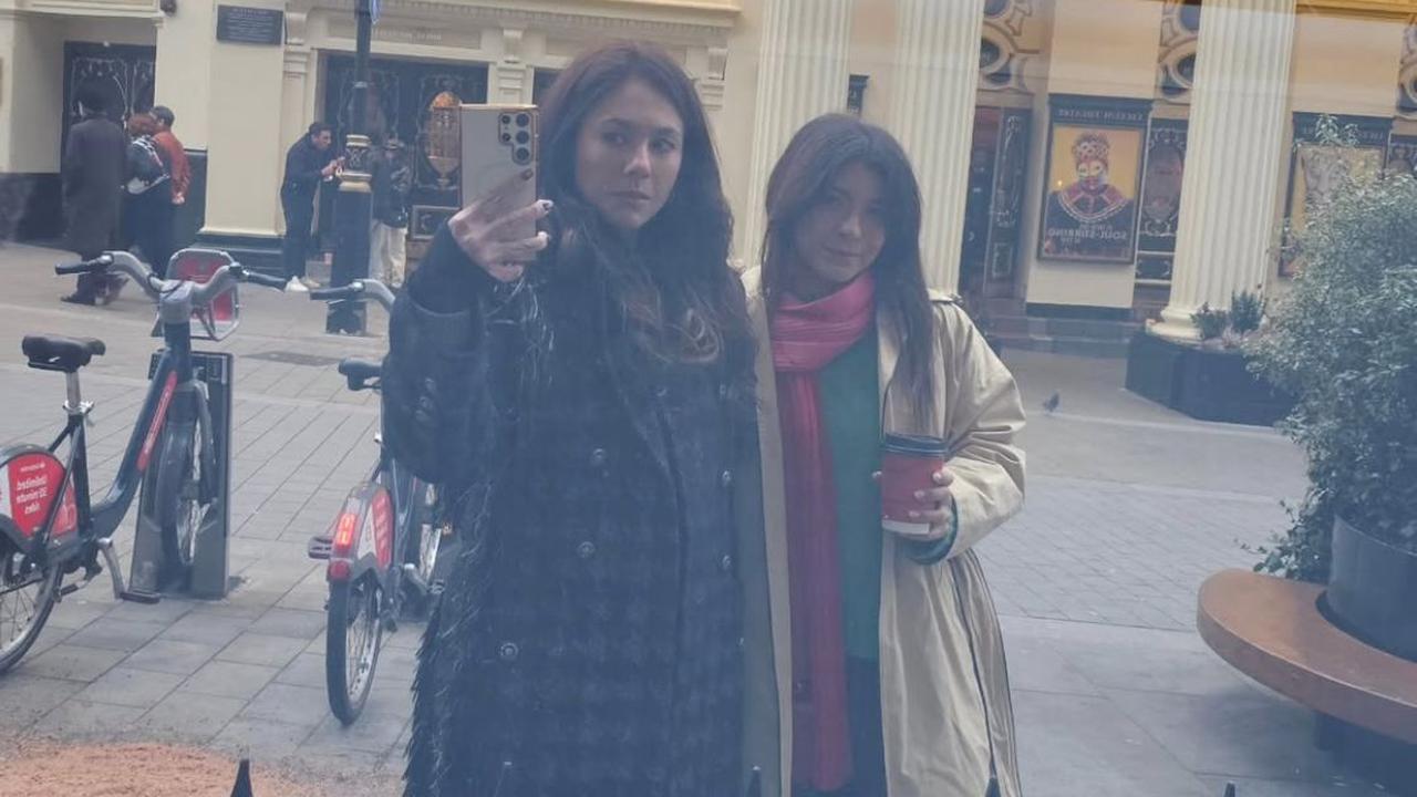 7 Potret Gaya Elegan Wulan Guritno saat Liburan di London Bareng Anak yang Jadi Sorotan