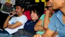 Personel Slank, Ridho (kiri), Abdee (kedua kiri) dan Kaka memberi keterangan pers di Gang Potlot, Jakarta, Minggu (22/3). Slank mengklarifikasi bahwa Abdee Negara sedang cuti karena sakit gagal ginjal yang diderita Abdee. (Liputan6.com/Yoppy Renato)
