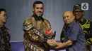 Menteri Koperasi dan Usaha Kecil Menengah Teten Masduki memberikan penghargaan Merdeka Award 2023 bidang Program Inovatif Pendampingan UMKM kepada Wali Kota Probolinggo Habib Hadi Zainal Abidin  di Gedung SCTV Tower, Jakarta, Rabu (30/8/2023). (merdeka.com/Imam Buhori)