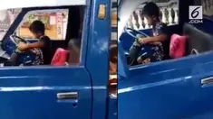 Seorang bocah berusia 9 tahun nekat mengendarai mobil Pick Up. Bahkan ada penumpang di mobil yang dikendarainya itu.