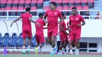 Para pemain Malut Unitedsaat melakukan pemanasan. (Gatot Sumitro/Bola.com)