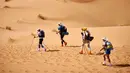 Para Peserta mendaki gurun Sahara saat mengambil bagian dalam kejuaraan marathon des Sables di Maroko Selatan, (10/4). Peserta akan menempuh jarak sekitar 257 kilometer melintasi panasnya gurun Sahara. (AFP PHOTO/JEAN-PHILIPPE Ksiazek)