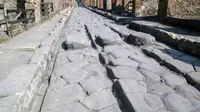 Lewatnya kereta kuda selama beberapa dekade dapat menyebabkan bekas roda (seperti yang diperlihatkan di sini), khususnya di daerah yang lalu lintasnya tinggi di Pompeii. (Eric Poehler/University of Massachusetts Amherst)