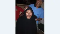 Indratmoko, 42, warga Wonosari, Klaten, diamankan polisi setelah menyaru menjadi wanita bercadar di Masjid Agung Baiturahman Sukoharjo. (Solopos/ Indah Septiyaning W.)