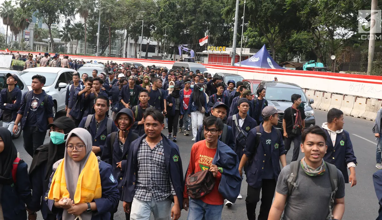 Massa dari berbagai elemen berjalan kaki menuju gedung DPR, melintasi Bundaran Hotel Indonesia (HI), Jakarta, Selasa (25/9/2019). Sambil membawa berbagai poster, mereka bergerak ke DPR untuk berunjuk rasa menolak sejumlah revisi dan rancangan UU yang menuai polemik. (Liputan6.com/Angga Yuniar)