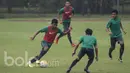 Pemain Timnas Indonesia U-22, Asnawi Mangkualam, menggiring bola saat latihan di Lapangan SPH Karawaci, Banten, Rabu (10/5/2017). (Bola.com/Vitalis Yogi Trisna)