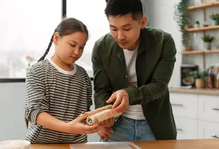 labeling pada anak—baik dalam bentuk negatif maupun positif—dapat menciptakan efek psikologis yang dikenal sebagai self-fulfilling prophecy. (foto/dok: freepik)