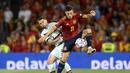 <p>Gelandang Spanyol, Pablo Sarabia berebut bola dengan pemain Portugal, Raphael Guerreiro pada pertandinga perdana Grup B Nations League 2022 di Stadion Benito Villamarin, di Seville, Spanyol, Jumat (3/6/2022). Spanyol bermain imbang dengan Portugal 1-1. (AP Photo/Jose Breton)</p>
