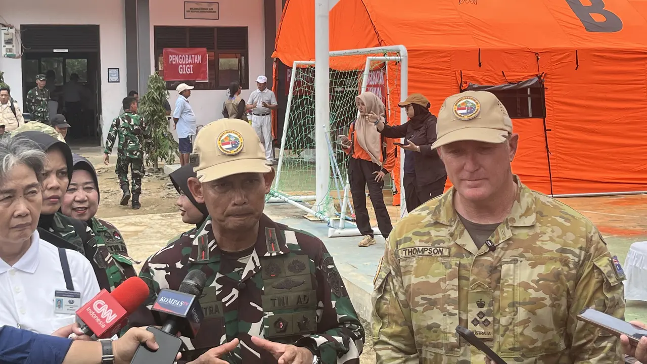 Direktur Latihan Bhakti Kanyini Ausindo 2025, Brigadir Jenderal TNI Edi Saputra dan Brigadir Dean Thompson selaku Joint Force Land Component Commander ADF (Liputan6.com/Muhammad Radityo Priyasmoro)