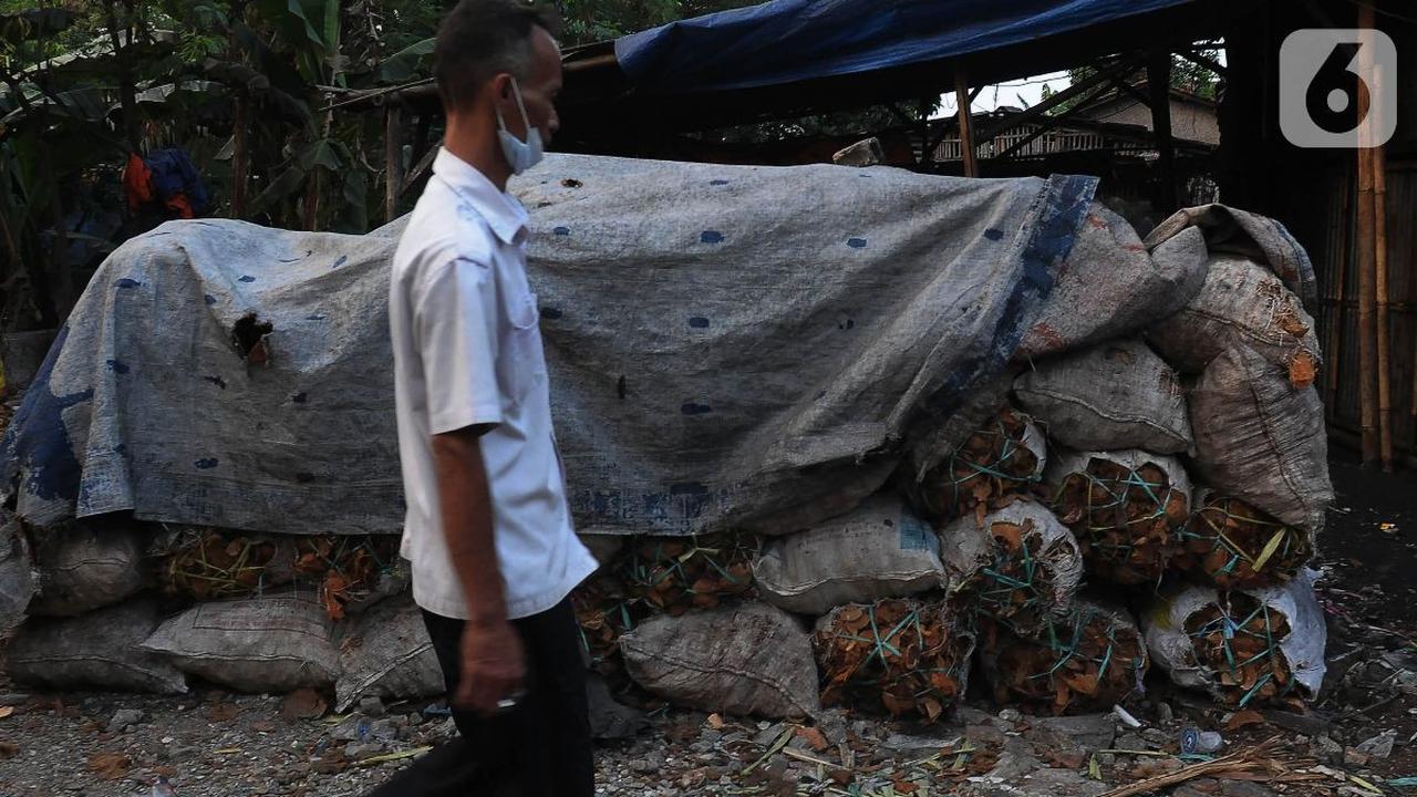 Bisnis arang batok kelapa yang dikabarkan disegel oleh Dinas Lingkungan Hidup (DLH) pada hari Rabu (24/4) lalu diketahui merupakan bisnis antar-generasi yang dipupuk subur selama 49 tahun.