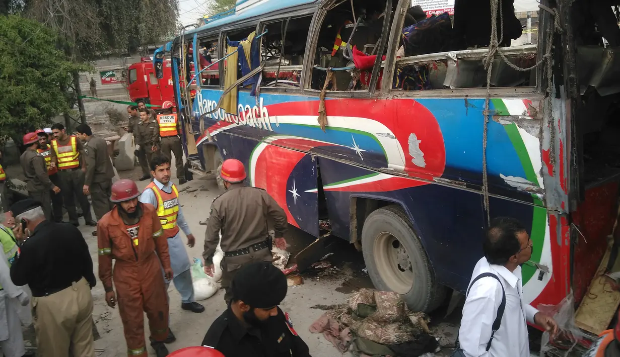 Kondisi bus rombongan pegawai pemerintahan usai diserang bom di Peshawar, Pakistan, Rabu (16/3). Bus yang membawa rombongan pegawai pemerintah ini menewaskan setidaknya 10 orang dan 27 lainnya terluka. (REUTERS/Fayaz Aziz)