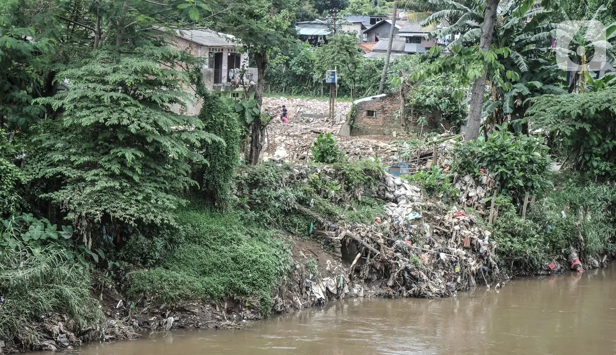 Aktivitas warga di dekat lokasi pembebasan lahan untuk proyek Normalisasi Ciliwung di Rawajati, Jakarta Selatan, Rabu (9/11/2022). Anggaran Normalisasi Ciliwung ini akan dialokasikan untuk pembebasan lahan dalam program pengendalian banjir. (merdeka.com/Iqbal S Nugroho)
