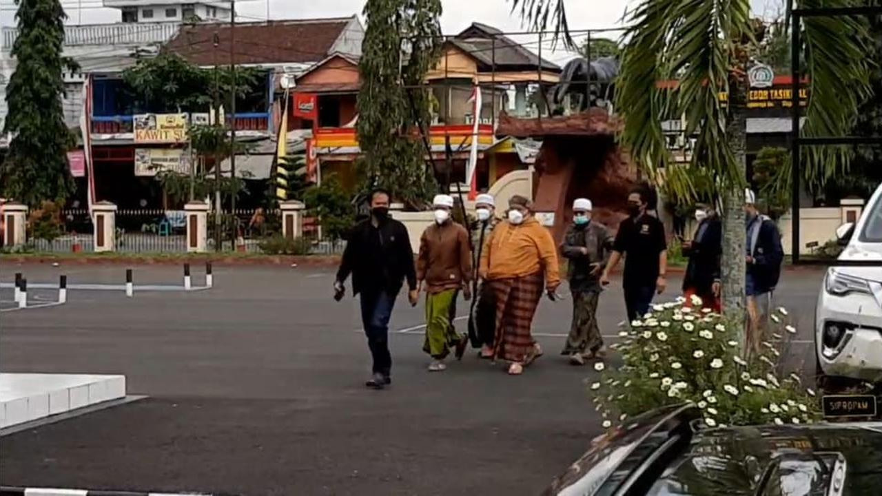 Tersangka H, Korlap aksi demo anarkis yang dilakukan di Gedung Kejari Tasikmalaya, Jawa Barat beberapa waktu lalu, akhirnya menyerahkan diri ke kantor Mapolres Tasikmalaya.