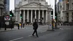 Seorang pria menyeberang jalan pada pagi pertama penerapan lockdown nasional ketiga di Kota London, Inggris, 5 Januari 2021. Inggris memasuki lockdown nasional ketiga sejak pandemi virus corona COVID-19 dimulai. (AP Photo/Matt Dunham)