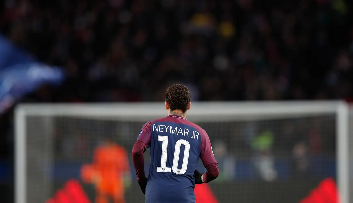 Pemain Paris Saint-Germain, Neymar berselebrasi setelah berhasil mencetak gol ke gawang Celtic dalam lanjutan fase grup Liga Champions di Parc des Princes, Kamis (23/11). PSG meraih kemenangan telak dengan skor 7-1. (AP/Christophe Ena)
