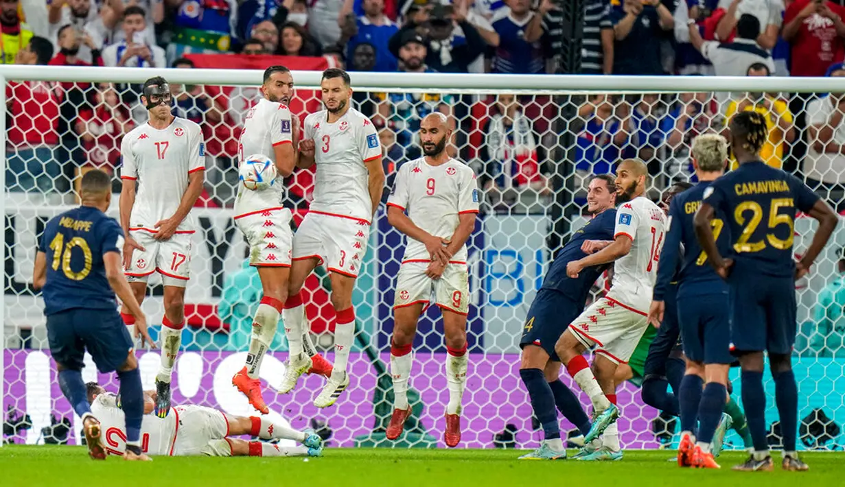 Pemain Prancis Kylian Mbappe melakukan tendangan bebas saat melawan Tunisia pada pertandingan sepak bola Grup D Piala Dunia 2022 di Stadion Education City, Al Rayyan, Qatar, 30 November 2022. Prancis menjuarai Grup D Piala Dunia 2022 meski kalah dari Tunisia 1-0. (AP Photo/Alessandra Tarantino)