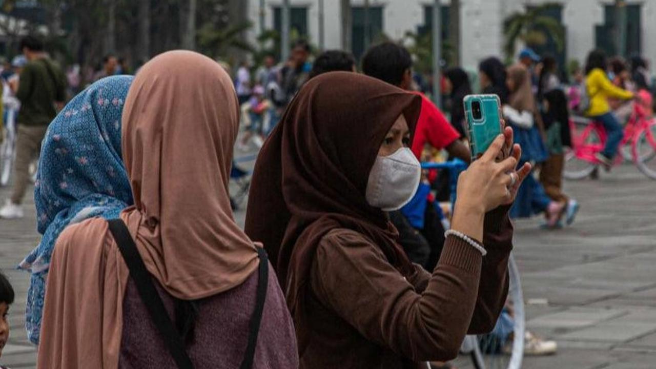 Di Kota Tua, wisatawan dapat mengabadikan keunikan yang ada, mulai dari memotret manusia patung, naik sepeda ontel dan lain sebagainya.
