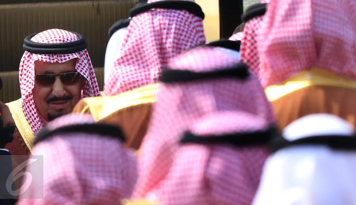 Raja Salman bin Abdulaziz al Saud berjalan menuju pesawat untuk bertolak ke Brunei di Bandara Halim Perdanakusuma, Jakarta, Sabtu (4/3). Raja Salman akan mengunjungi Brunei selama setengah hari untuk kunjungan kenegaraan. (Liputan6.com/Angga Yuniar)