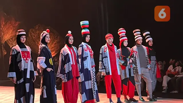 Mengusung tema besar "Cultural Fusion", Spotlight 2024 kali ini melibatkan lebih dari 100 desainer, para pengrajin, pelaku bisnis UMKM dan pecinta fesyen Tanah Air.