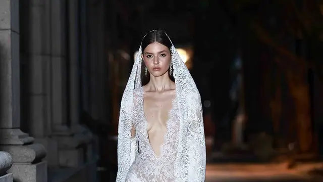 Davika Hoorne Tampil Memukau dalam Gaun Renda Berkerah Rendah di Momen Pernikahannya