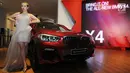 Model berpose di samping The All New BMW X4 First-ever seri terbaru saat peluncuran di Jakarta, Kamis (7/2). BMW X4 adalah versi xDrive30i M Sport X  mesin 4 silinder Valvetronic TwinPower Turbo Double VANOS berkapasitas 2.000cc. (Merdeka.com/Dwi Narwoko)