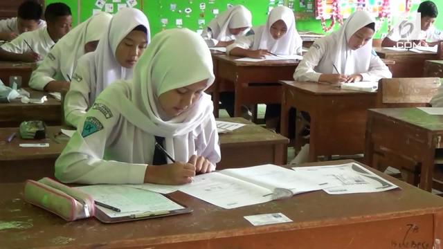 Ratusan siswa di Sumedang gagal melaksanakan UNBK karena sekolah mereka tidak punya komputer. Akibatnya ujian nasional diikuti mereka dengan kertas dan pensil.