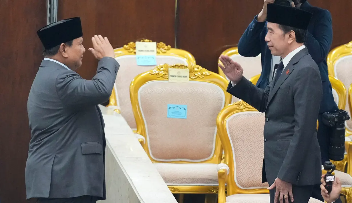 Presiden Prabowo Subianto memberi hormat saat menyapa Presiden ketujuh RI Joko Widodo usai menyampaikan Pidato Kenegaraan di gedung parlemen di Jakarta, Indonesia, Jumat, 14 Agustus 2026. (AP Photo/Dita Alangkara)