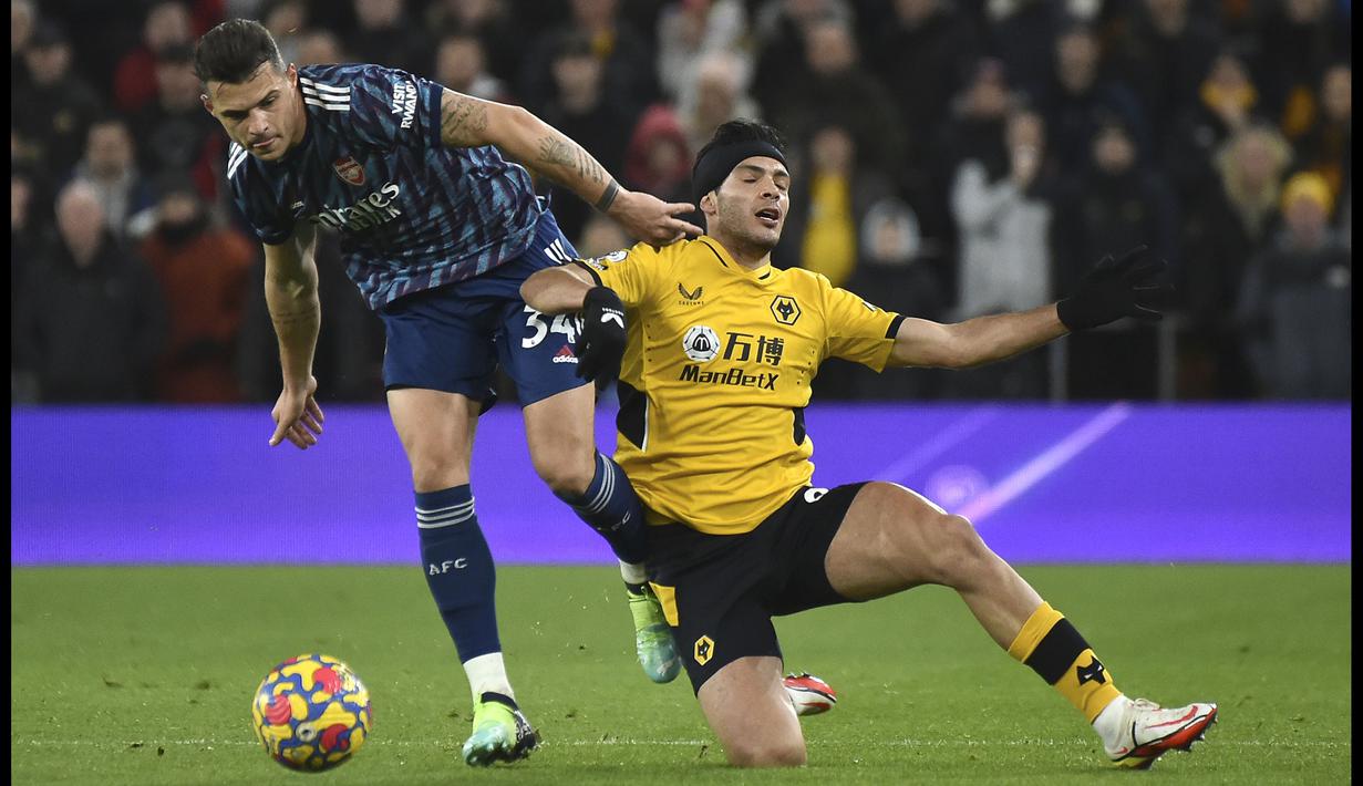 Setelah gol tercipta, tensi pertandingan meninggi hingga membuat pemain dari kedua tim berulang kali melakukan pelanggaran. Wasit sampai mengeluarkan tiga kartu kuning untuk Thomas Partey, Granit Xhaka (kiri). dan Romain Saiss. (AP/Rui Vieira)
