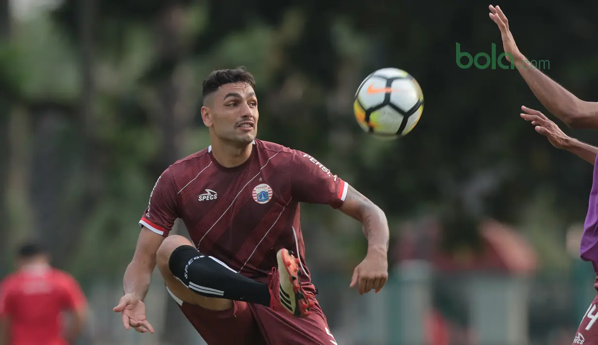 Aksi pemain Persija Jakarta, Jaimerson da Silva saat sesi latihan jelang Piala AFC 2018 di Lapangan ABC, Senayan, Jakarta, (13/3/2018). Persija akan melawan Song Lam Nghe An FC. (Bola.com/Nick Hanoatubun)