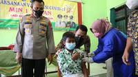 Bupati Tuban (tengah) bersama Kapolres Tuban AKBP Darman, ketika meninjau vaksinasi Covid-19 untuk anak sekolah dasar. (Liputan6.com/Ahmad Adirin)