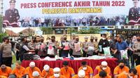 Kapolresta Banyuwangi Kombes Pol Deddy Foury Millewa (Tengah) tunjukan barang bukti hasil ungkap  kasus kriminalitas di tahun 2022 (Istimewa)